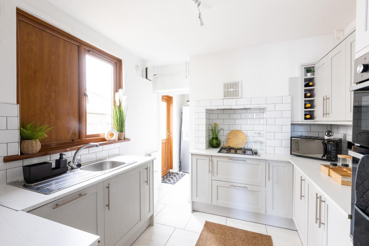 Levi Suite By Koya Homes - 3-Bedroom Home, Downtown Cardiff, Free Parking Kültér fotó