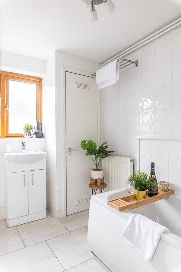 Levi Suite By Koya Homes - 3-Bedroom Home, Downtown Cardiff, Free Parking Kültér fotó